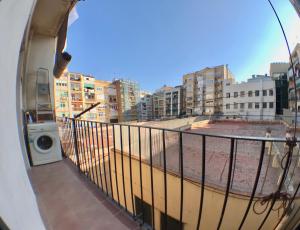 バルセロナにあるプラザ エスパーニャ セントラル アパートメントの市街の景色を望むバルコニー