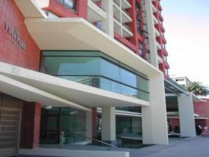 a large building with glass windows on the side of it at Departamento Suke in Viña del Mar