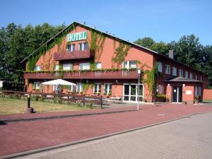 un hotel con un cartel en el lateral de un edificio en Hotel "An der Warthe" en Salzwedel