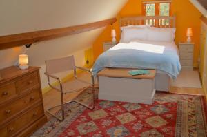 アンドーバーにあるEastfield House Loftのベッドルーム1室(ベッド1台、デスク、椅子付)
