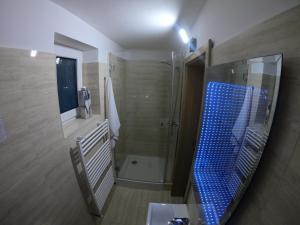 Koupelna v ubytování Pizzéria Viktória + 19 fotografií