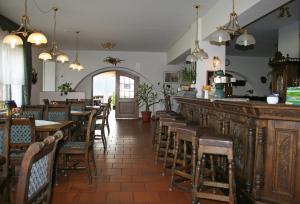 um restaurante com mesas e cadeiras e um bar em Hotel "An der Warthe" em Salzwedel