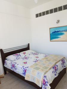1 dormitorio con 1 cama con colcha de flores en Copacabana Vista Cristo Redentor, en Río de Janeiro