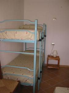キアにあるVIlla Uliviの二段ベッド2組が備わる客室です。