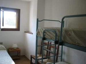 キアにあるVIlla Uliviの二段ベッド2台と窓が備わる客室です。