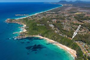 una vista aérea de la isla de utila y de la costa en Azura Beach House B&B, en Port Macquarie