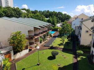 an aerial view of the courtyard of a building at Joli T2 à 5 min de la plage in Le Gosier
