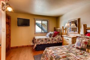 Postel nebo postele na pokoji v ubytování The Plaza Condominiums by Crested Butte Mountain Resort