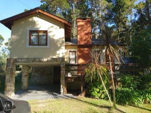 a house with a garage in front of it at Ñande Roga in Mar de las Pampas