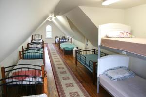 Tempat tidur susun dalam kamar di Arthouse Hostel