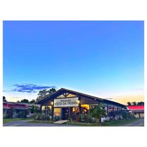 ItamarajuにあるPousada Vista da Pedraの正面に看板がある建物