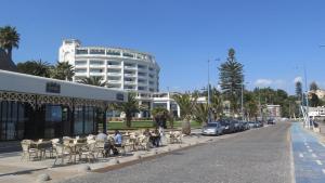 a group of people sitting at tables outside a building at Depto Marina Poniente in Viña del Mar