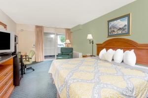 Кровать или кровати в номере Days Inn by Wyndham Cedar Falls- University Plaza