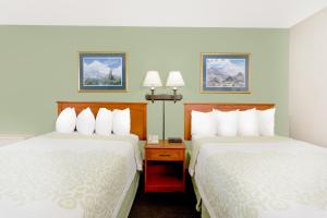 Кровать или кровати в номере Days Inn by Wyndham Cedar Falls- University Plaza