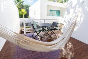 - un hamac sur le balcon d'une maison dans l'établissement Casa Gem B&B, à Playa del Carmen