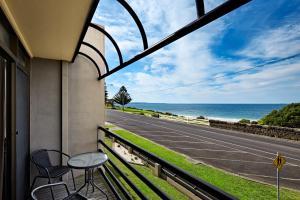 un balcone con tavolo, sedie e strada di Accommodation Portland Victoria a Portland