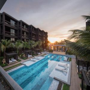 拉威海灘的住宿－布朗椋鳥週六公寓，度假村游泳池的图片