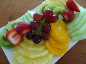 einen Teller mit Obst auf einem Tisch in der Unterkunft Sweetwater Lodge in Julatten