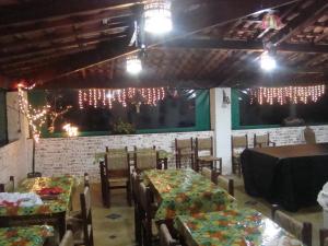 una sala da pranzo con tavoli e sedie con luci di Natale di Si­tio Vila Davero a Socorro