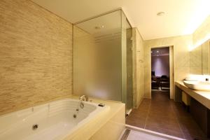 y baño con bañera y lavamanos. en Uijeongbu Latree Hotel en Uijeongbu
