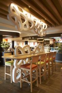 a restaurant with a table and chairs in a store at Hotel Servus Europa Suben in Suben