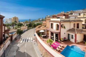 widok z lotu ptaka na dom z basenem w obiekcie Laura Mar w mieście Nerja
