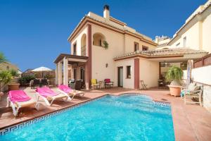 willa z basenem i domem w obiekcie Laura Mar w mieście Nerja