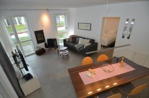 a living room with a table and a couch at Strandvilla Baabe - Ferienwohnung 16 mit Sauna in Baabe
