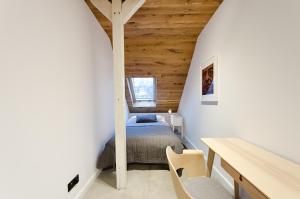 Posteľ alebo postele v izbe v ubytovaní Apartament Dębowy