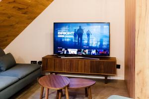 Televízia a/alebo spoločenská miestnosť v ubytovaní Apartament Dębowy