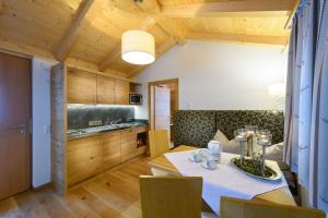 kuchnia i jadalnia ze stołem i krzesłami w obiekcie Chalet Schiederhof w mieście Grossarl