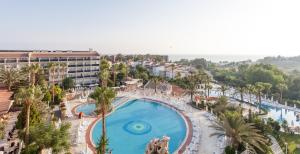 een luchtzicht op een resort met een zwembad bij Seaden Corolla Hotel in Side