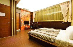 鹿谷的住宿－溪頭老爺山莊Xitou Royal Villa，一间卧室设有一张床和一个大窗户