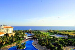 Tầm nhìn ra hồ bơi gần/tại Seaden Sea World Resort & Spa