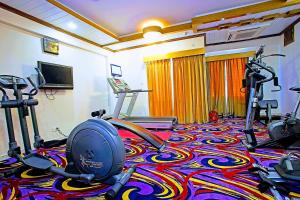 The fitness centre and/or fitness facilities at HOTEL LAKE CASTLE - Parkview