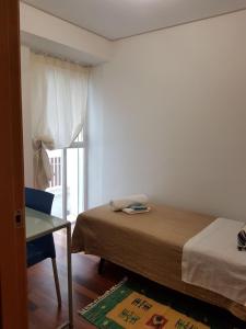 バレンシアにあるGuillem Sorolla Apartmentの小さなベッドルーム(ベッド1台、窓付)