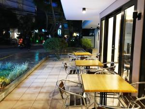 une rangée de tables et de chaises jaunes sur une terrasse dans l'établissement Jinjiang Inn - Boracay Station 1, à Boracay