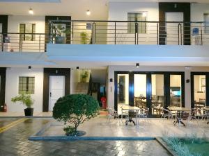 a building with a courtyard with tables and chairs at Jinjiang Inn - Boracay Station 1 in Boracay