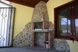 - une cheminée en briques dans l'angle de la chambre dans l'établissement Family Hotel Studio, à Sandanski