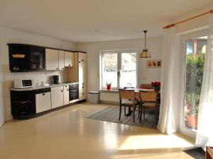 a kitchen and dining room with a table and a dining room at Gästehaus Cilli Freimuth in Ellenz-Poltersdorf