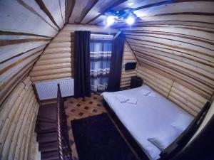 een uitzicht op een kleine kamer met een bed in een tent bij Cottage Hata Zustrich in Boekovel
