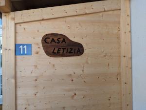 ein Schild an der Wand eines Gebäudes in der Unterkunft Casa Letizia in Brigels