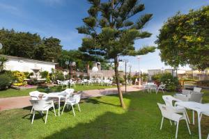 A garden outside Hotel O Sole Mio