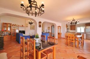 ein Esszimmer und ein Wohnzimmer mit einem Esstisch in der Unterkunft Villa Jeromo SpainSunRentals 1004 in Nerja