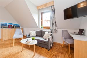 Telewizja i/lub zestaw kina domowego w obiekcie Apartamenty Sun & Snow Resorts Lipki Park z sauną