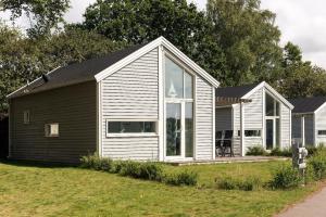 una casa con ventanas grandes en un lateral en First Camp Råå Vallar-Helsingborg en Råå 