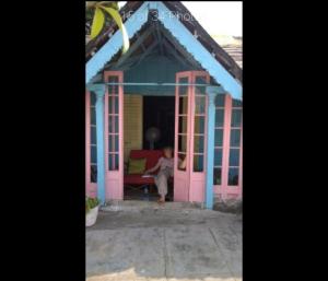 Una donna seduta sulla porta di una casa da gioco di Broad Lands a Chennai