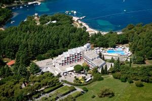 una vista aerea di un resort su una collina vicino all'acqua di Rubin Hotel a Poreč (Parenzo)