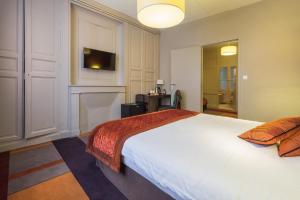 Rúm í herbergi á Hotel Bellevue