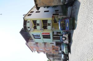 eine Luftansicht eines Gebäudes in der Mitte der Straße in der Unterkunft Family Hotel Studio in Sandanski